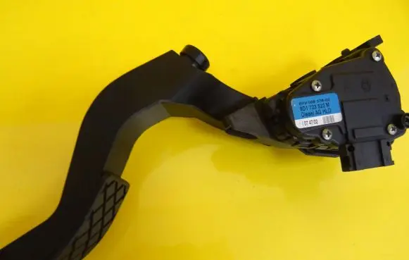 Volkswagen PASSAT B5 Accelerator throttle pedal 8D1723523M