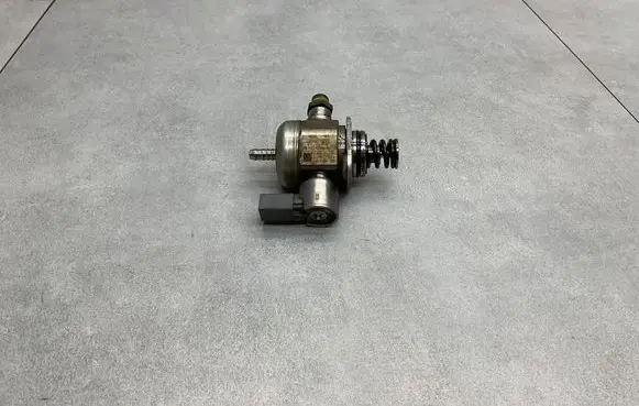 Audi Q3 8U Fuel injection high pressure pump 06H127025Q