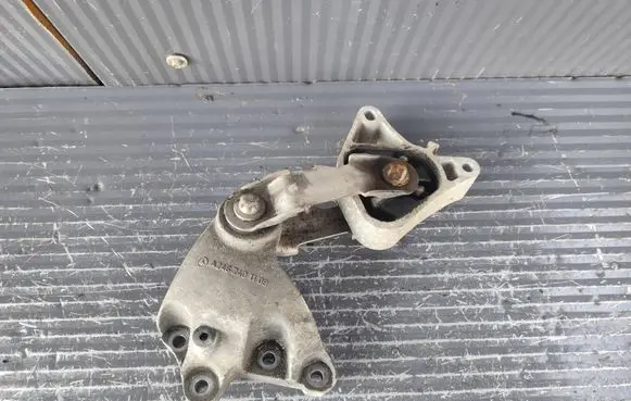 Mercedes-Benz CLA C117 X117 W117 Engine mounting bracket A2462401109