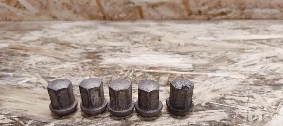 Porsche 944 Nuts/bolts 