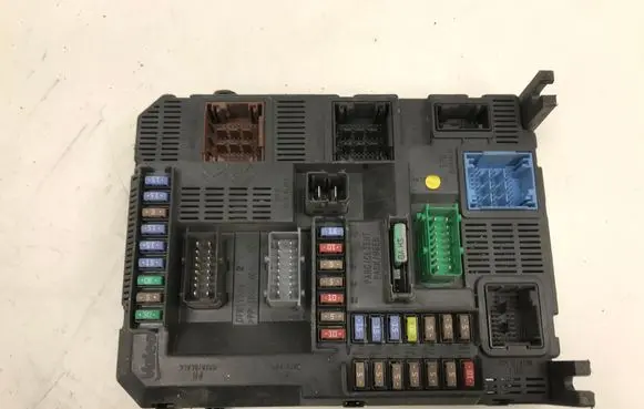 Peugeot 208 Fuse module 9678355980