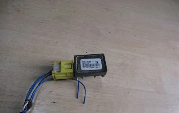 Mitsubishi Pajero Airbag deployment crash/impact sensor 8651A069