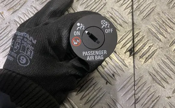 Opel Insignia A Passenger airbag on/off switch 13577258