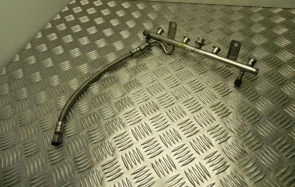Mercedes-Benz C AMG W204 Fuel distributor A2720780092 VD12085