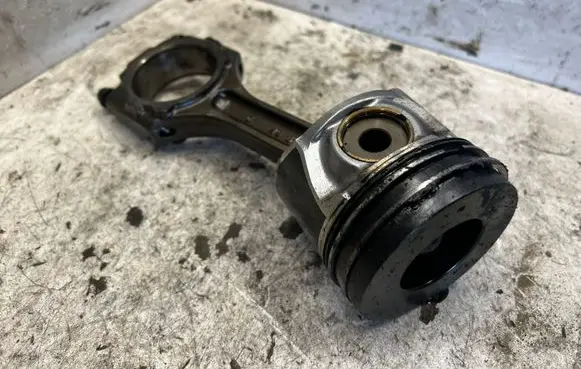 Hyundai Tucson JM Piston with connecting rod
