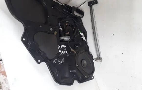 Mazda 3 I Rear door windshield rail 