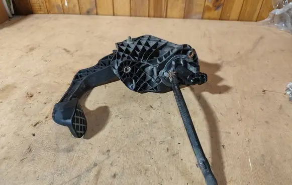 Volkswagen Touran I Clutch pedal 1T1721059BF 1K0721388K