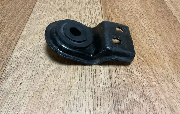Volvo S40, V40 Radiator mount bracket M925655