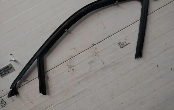 Opel Mokka X Rubber seal front coupe door window 9834496980