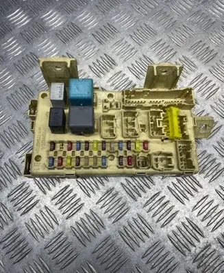 Toyota Avensis T250 Fuse module 82641CA030F 3520425070 05010519510101