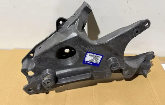 Volvo S90, V90 Fender mounting bracket 31378984