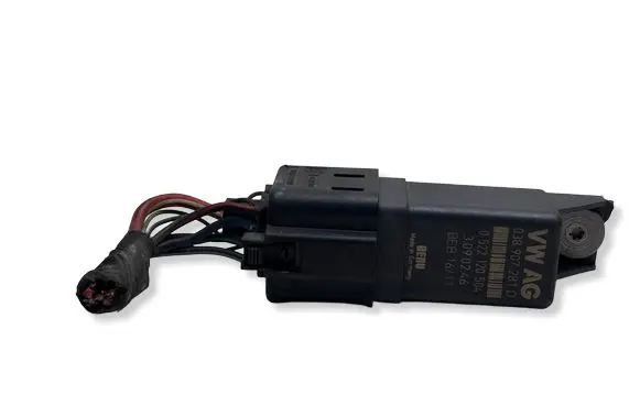 Volkswagen Tiguan Glow plug pre-heat relay 038907281D 0522120504