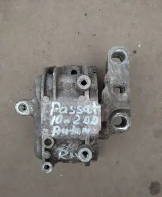Volkswagen PASSAT B7 Engine mount bracket 1K0199262