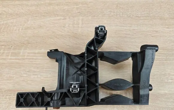 Audi A7 S7 4G Headlight/headlamp mounting bracket 4G8805607A