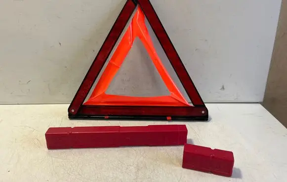 Audi TT TTS RS Mk3 8S Emergency warning sign 8K0860251