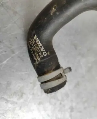 Engine coolant pipe/hose