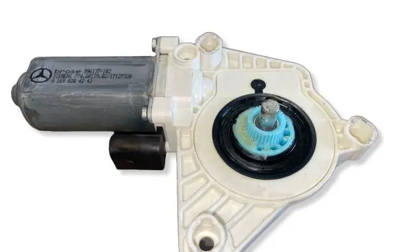 Mercedes-Benz B W245 Front door window regulator motor A1698204242