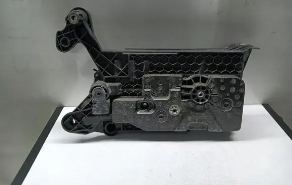 Volkswagen PASSAT B8 Battery box tray 5Q0915321J