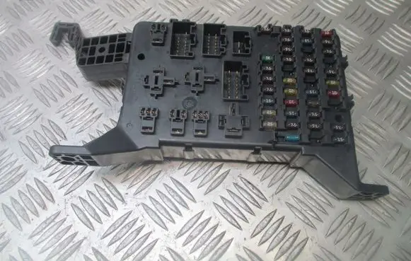 Ford Mondeo Mk III Fuse box cover 4S7T-14A073-AA