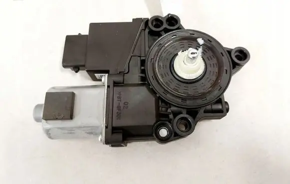 KIA Pro Cee'd II Front door window regulator motor 82460-A2710