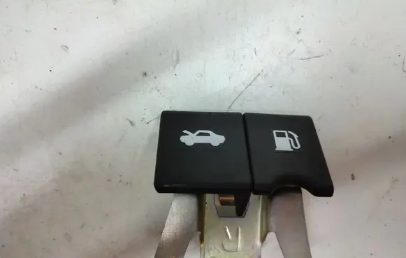 Nissan Pulsar Fuel tank opening switch 