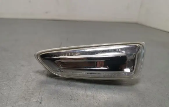 Peugeot 5008 Front fender indicator light 13491088