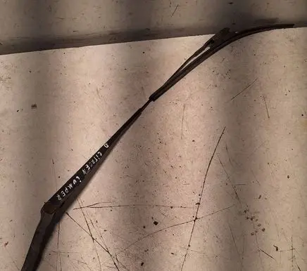 Front wiper blade arm