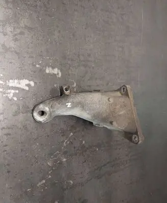 Engine mounting bracket