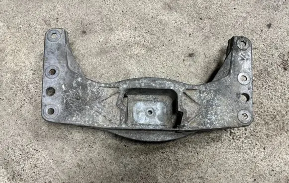 BMW 5 E60 E61 Gearbox mounting bracket 6761106 2231