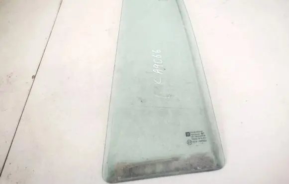 Rear vent window glass