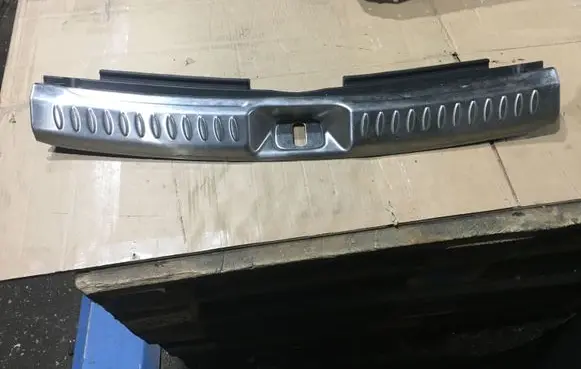 Trunk/boot sill cover protection