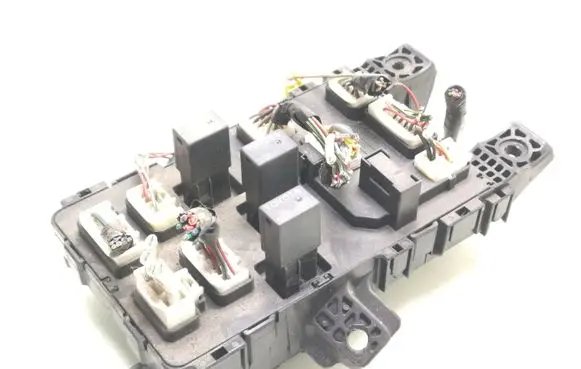 Toyota Avensis T220 Fuse module 8264105011 8273005020