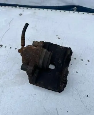 Volkswagen Touran I Front brake caliper