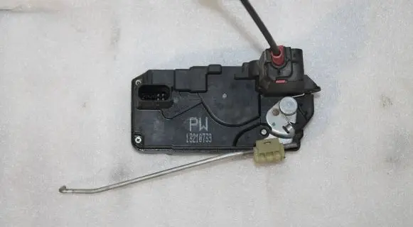 Opel Zafira B Rear door lock 13210739