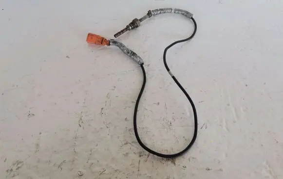Volkswagen Golf V Exhaust gas temperature sensor 03G906088D
