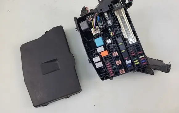 Toyota Avensis T270 Fuse box set 82662-02210 7233R0A1
