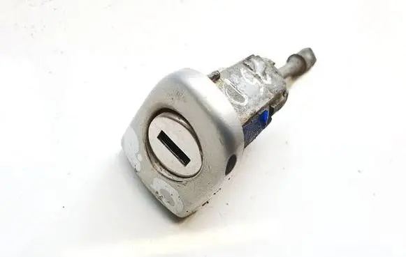 Volkswagen PASSAT B5 Front door lock (next to the handle) 