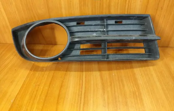 Volkswagen Touran I Front bumper lower grill 1T0853666