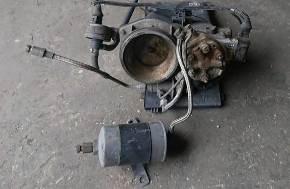 Audi 100 S4 C4 Fuel distributor 0341333530 0438121049