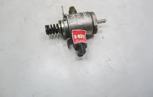 Audi A5 8T 8F Fuel injection high pressure pump 06J127025C