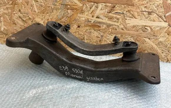 BMW 5 E39 Gearbox mounting bracket 1096104 22311096104