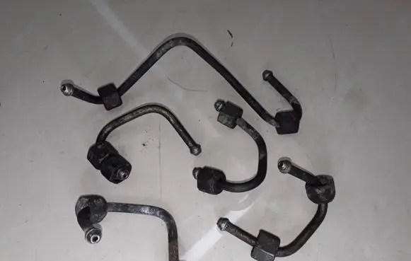 Fuel injector supply line/pipe