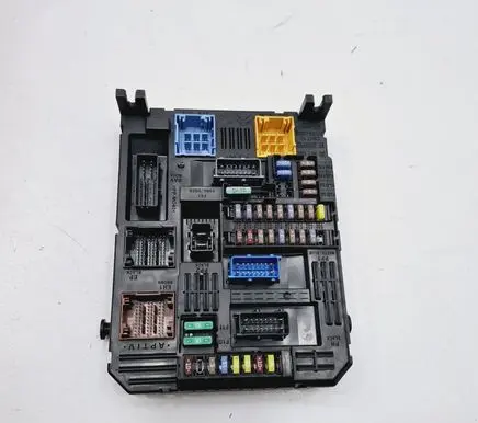 Peugeot 208 Fuse module 9832880380