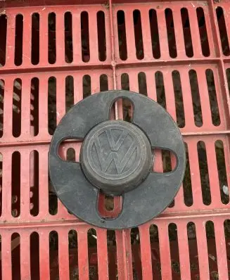 Volkswagen Golf I Original wheel cap 871601171