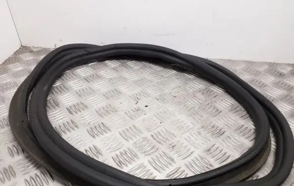 Trunk rubber seal (body)