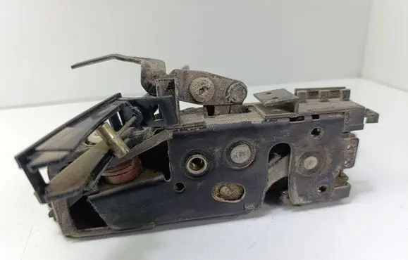 Volkswagen Sharan Front door lock 7M3837012
