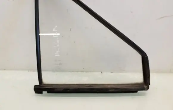 Volkswagen Santana Front door vent window glass four-door 43R000980
