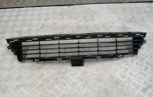 Toyota Auris E180 Front bumper lower grill 5311202670 5311202680