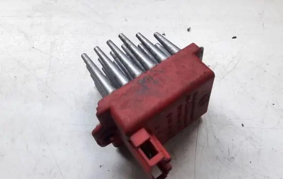 Audi A4 S4 B5 8D Heater blower fan relay 