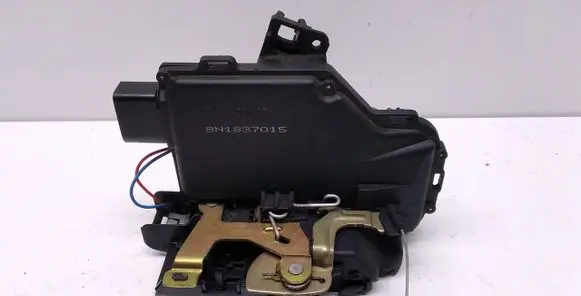 Audi TT Mk1 Loading door lock 8N1837015